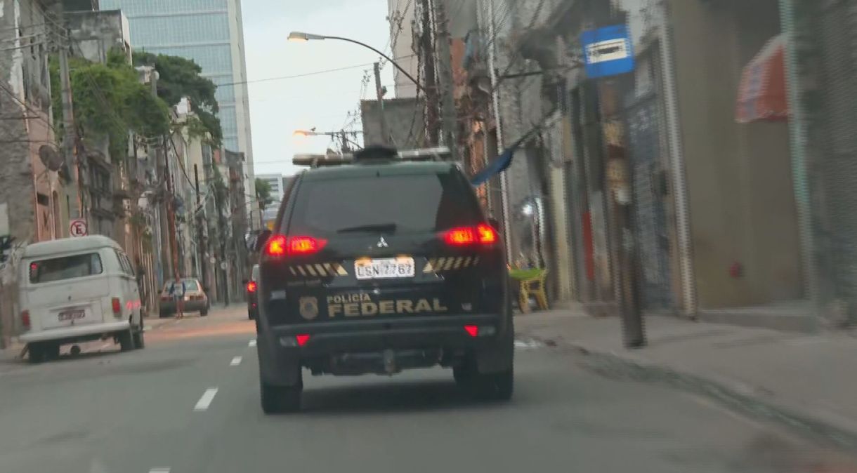 Agentes da Polícia Federal fazem operação no Rio de Janeiro