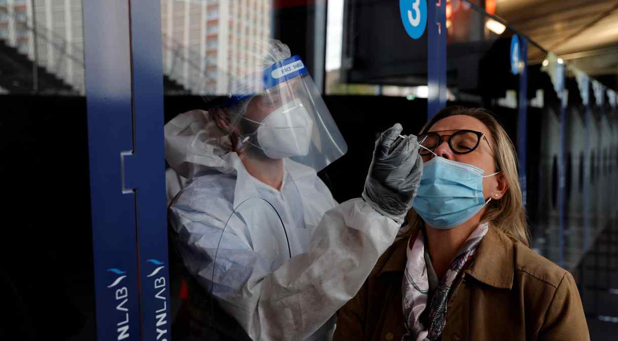 Mulher é testada para o novo coronavírus na França