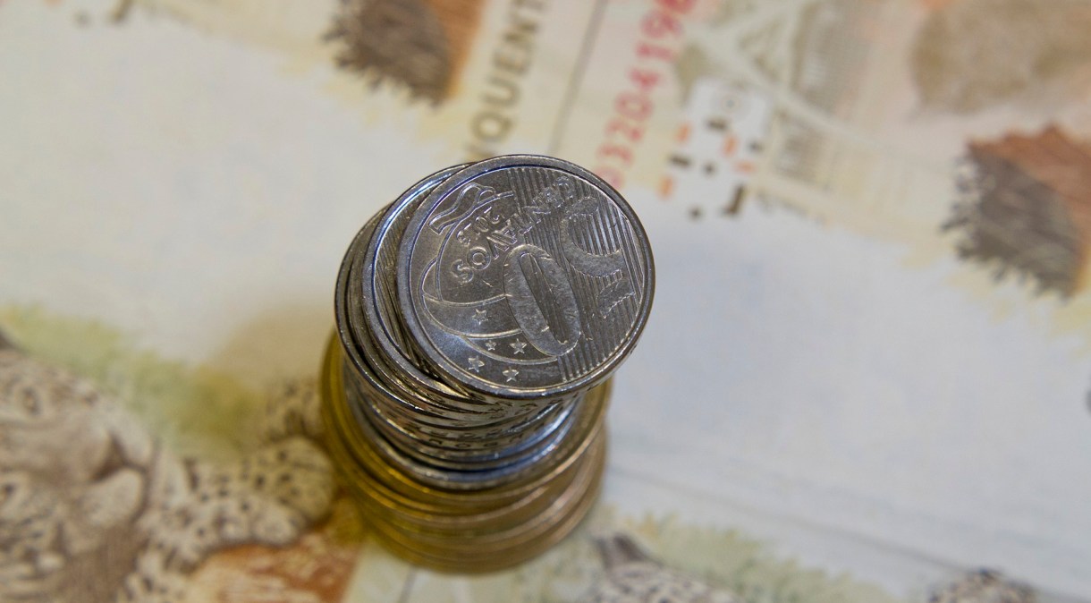 Notas e moedas: para repor inflação, salário mínimo deveria subir mais R$ 2 neste ano