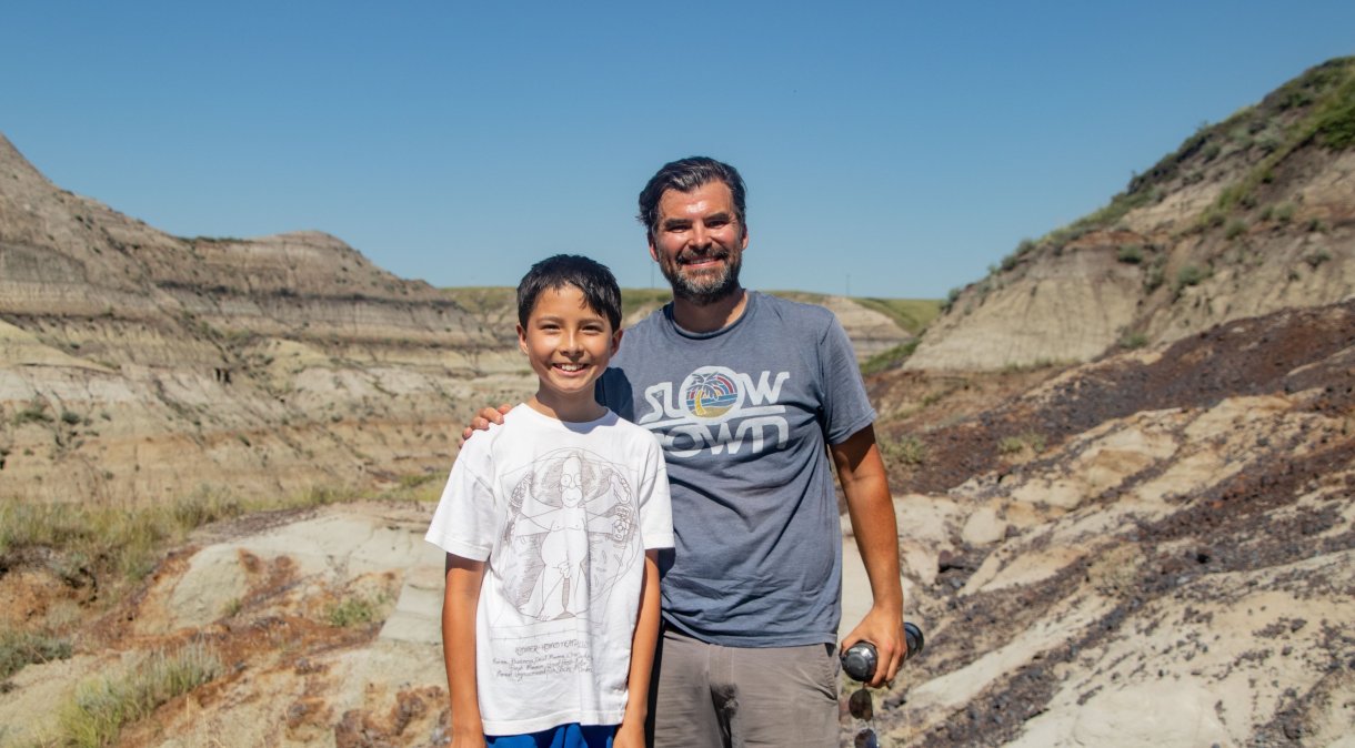 Nathan e seu pai, Dion, encontraram fósseis de dinossauro próximos a uma pedra em cânion no oeste do Canadá