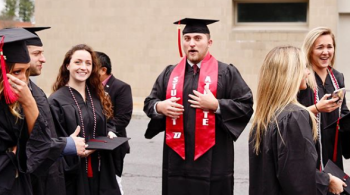 Unidade de Oneonta da Universidade Estadual de Nova York foi criticada por falta de testes e distanciamento. Universidade nega que surto foi razão da renúncia