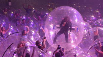 Grupo de rock alternativo se apresentou de forma peculiar para evitar riscos de contaminação pelo novo coronavírus