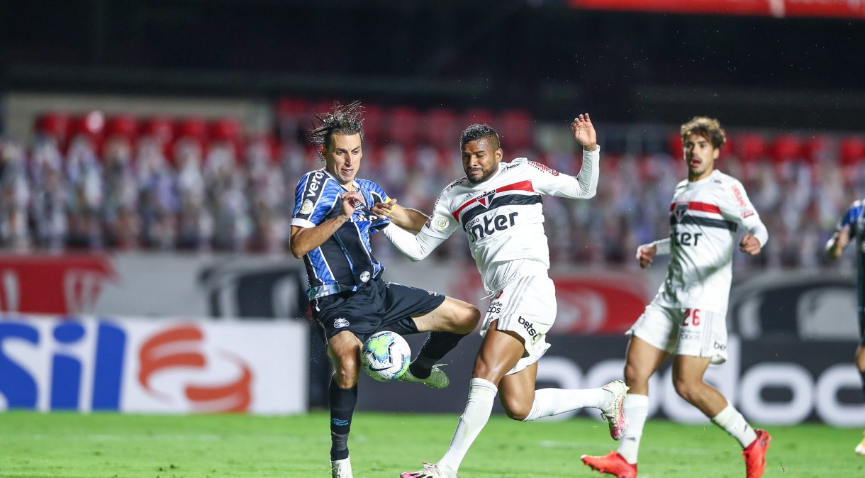 Lance do duelo entre São Paulo e Grêmio, que terminou empatado por 0 a 0 pelo Brasileirão