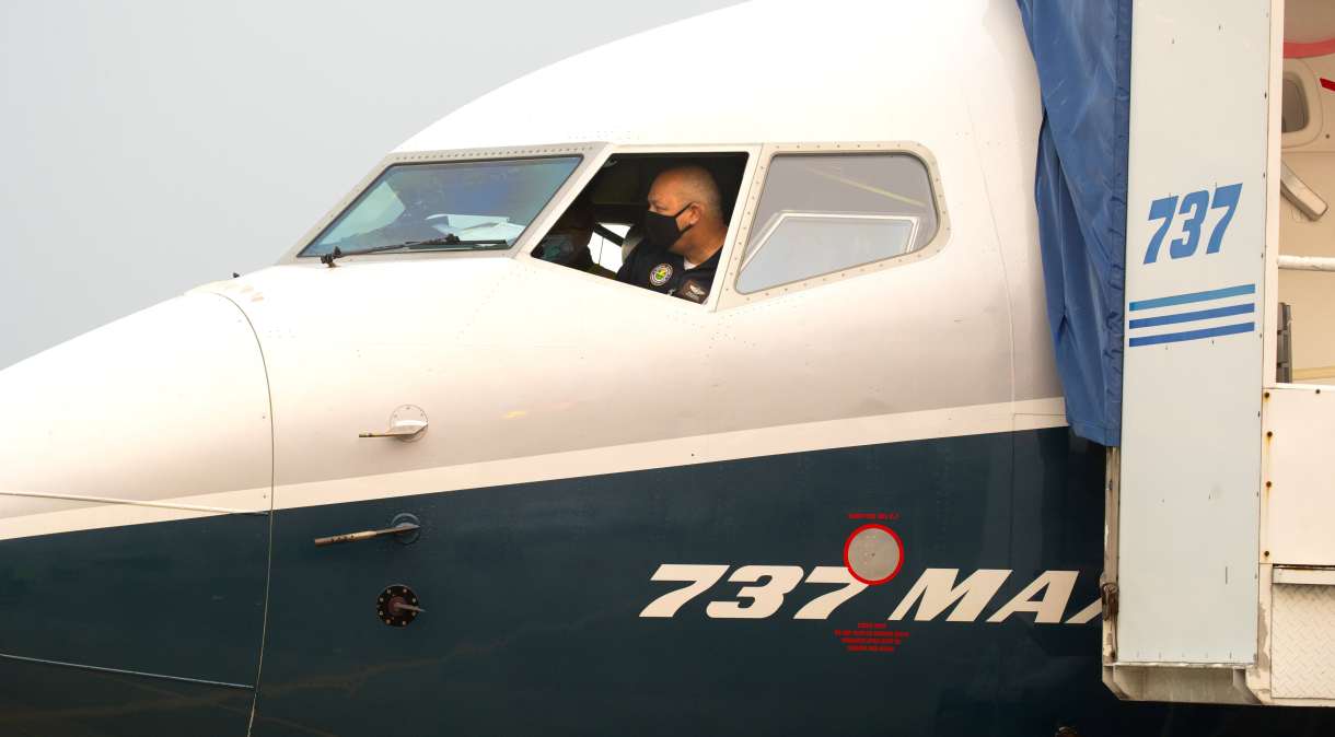 Executivo da Federal Aviation Administration (FAA) dentro de um jato Boeing 737 MAX
