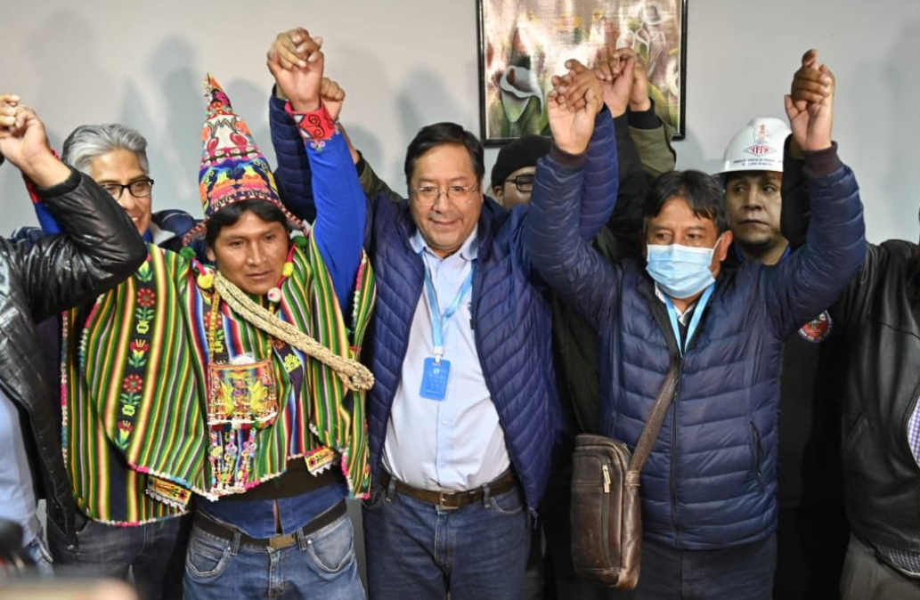 Luis Arce (no centro, de óculo) comemora após anúncios preliminares de vitória nas eleições bolivianas