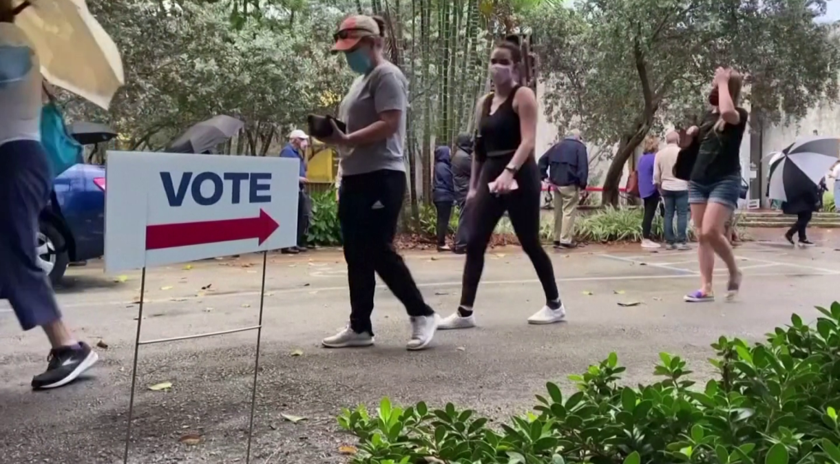 Eleitores aguardam em fila para votar na Flórida; estado tem 29 votos no Colégio Eleitoral dos EUA