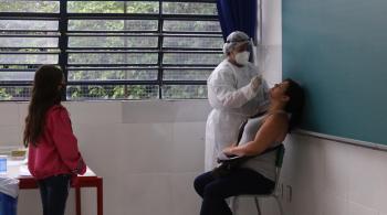 País reduz a testagem em momento crítico da pandemia e possui níveis altos de subnotificação
