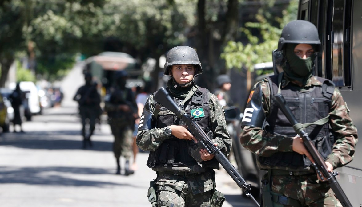 Militares das Forças Armadas durante patrulha no Rio de Janeiro