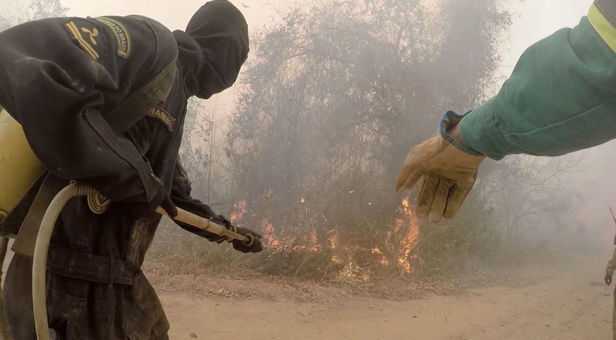 Brigadistas tentam combater o fogo no Pantanal