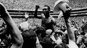 Filme retrata as três vitórias em Copas do Mundo do Brasil em que Pelé fazia parte da equipe