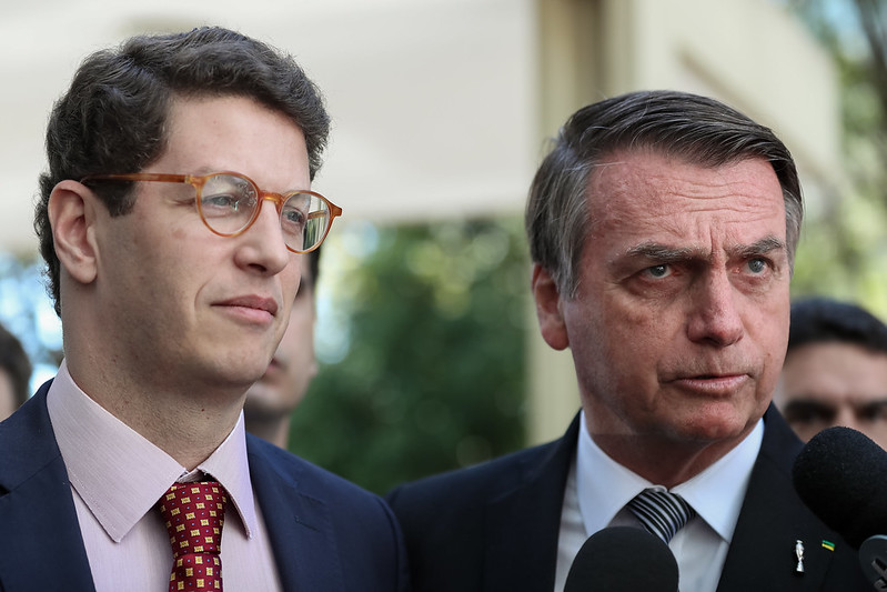 O presidente Jair Bolsonaro acompanhado do Ministro de Estado do Meio Ambiente, Ricardo Salles