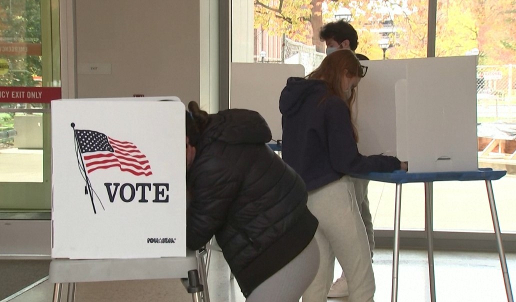 Estudantes organizam local de votação em Michigan