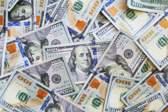 Notas de dólar: moeda americana recua em meio a sinais de estímulo do governo dos EUA
