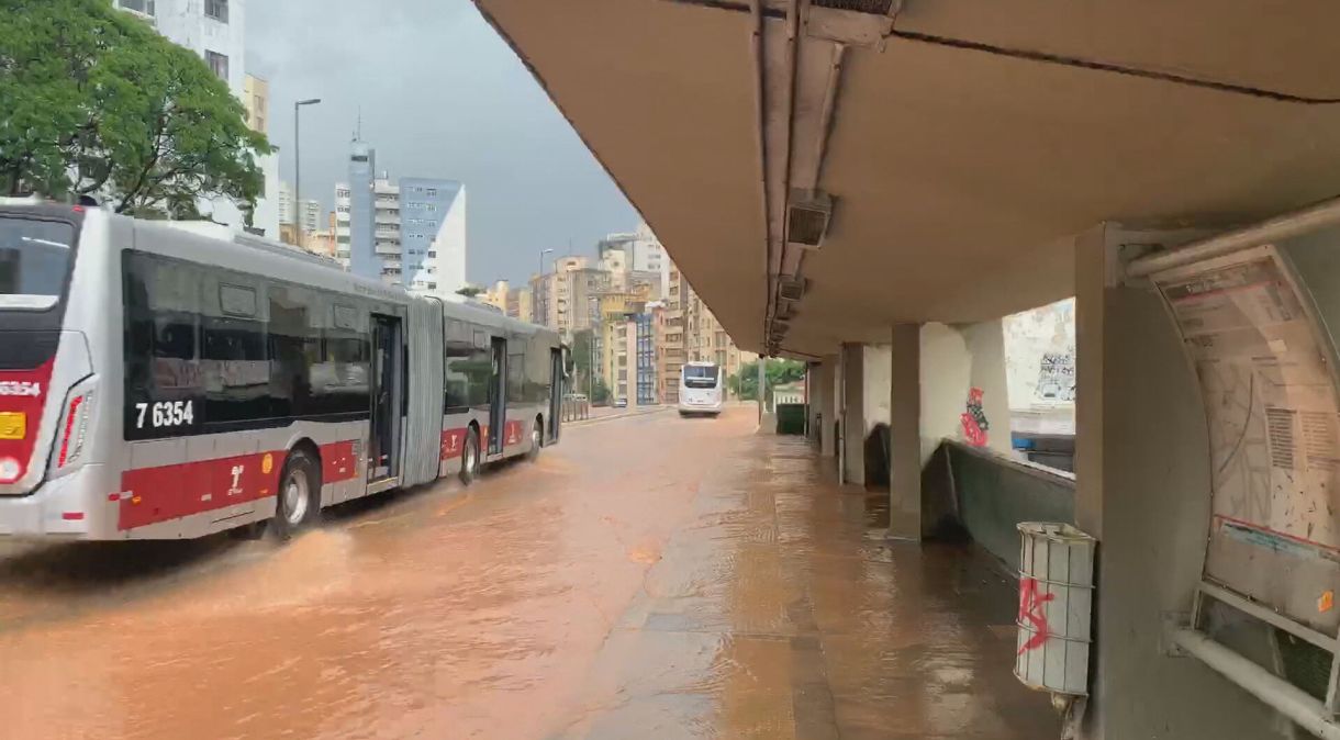 Chuva forte deixa ruas alagadas no centro de São Paulo (25.out.2020)