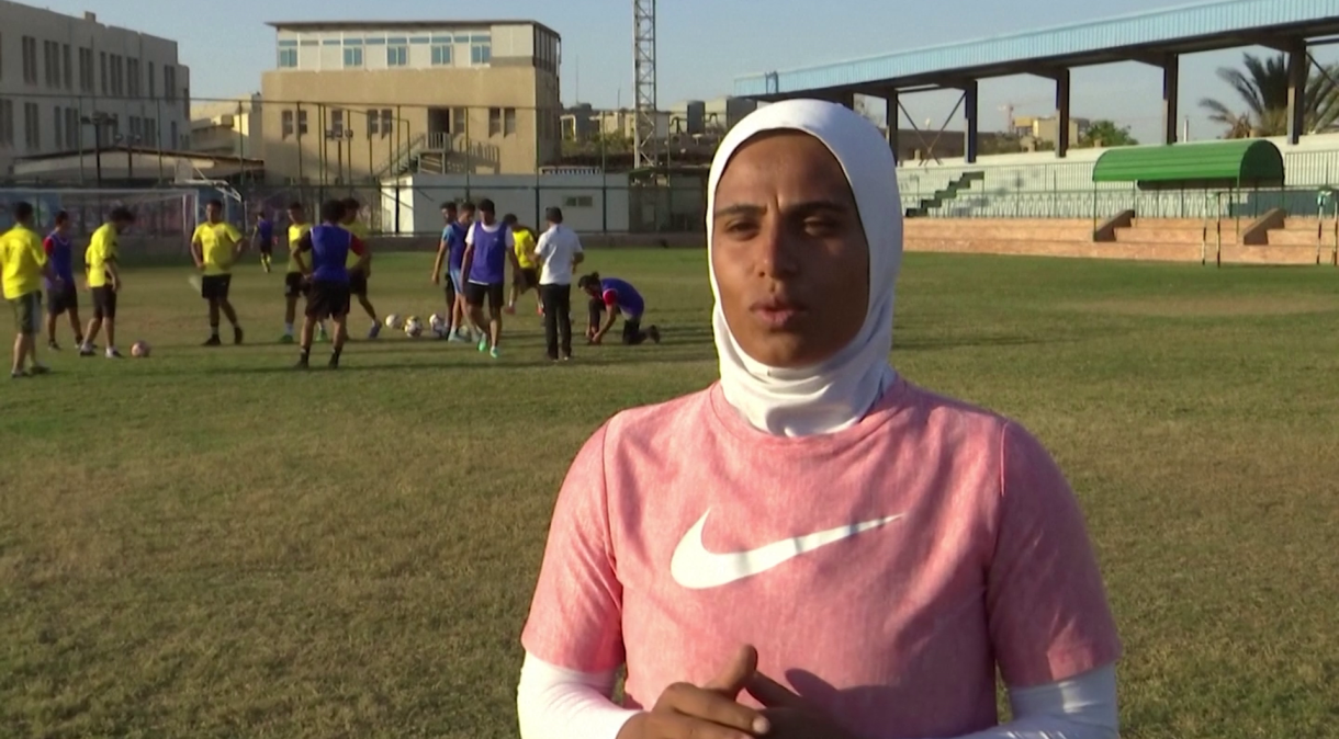 Depois de fazer carreira no futebol feminino, Faiza Heidar tornou-se primeira mulher a treinar time masculino no Egito
