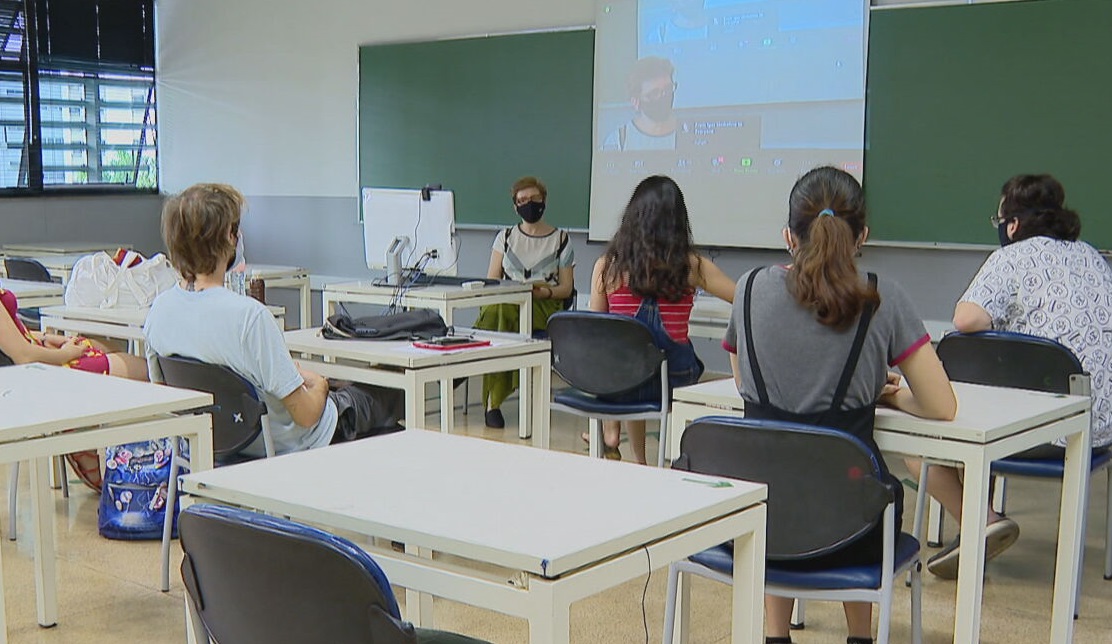 Alunos de máscara em sala com distanciamento social