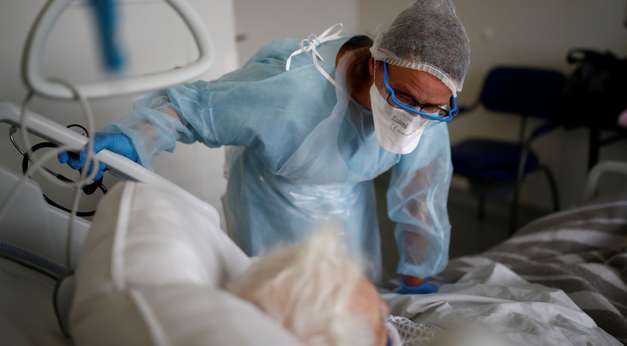 Profissional de saúde trata paciente com Covid-19 em hospital em Vannes, na França