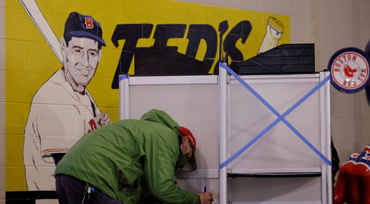 Homem preenche cédula eleitoral para eleição nos Estados Unidos em Boston