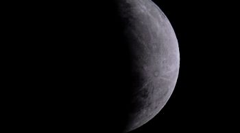 Pedaço de foguete, cuja origem ainda é debatida, se chocou com a Lua e criou nova cratera no satélite na última sexta-feira (4)