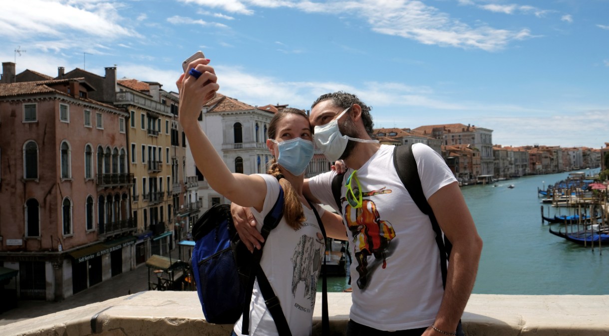 Turistas tiram foto em Veneza após primeira onda de casos de Covid-19 na Itália; país passa por novo pico da doença