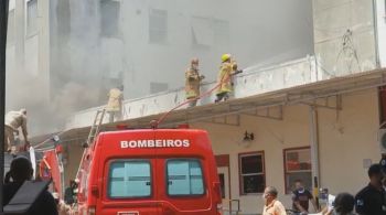 Cerca de 40 militares do Corpo de Bombeiros atuam nesta quarta-feira (28) na unidade; três pessoas morreram no incêndio