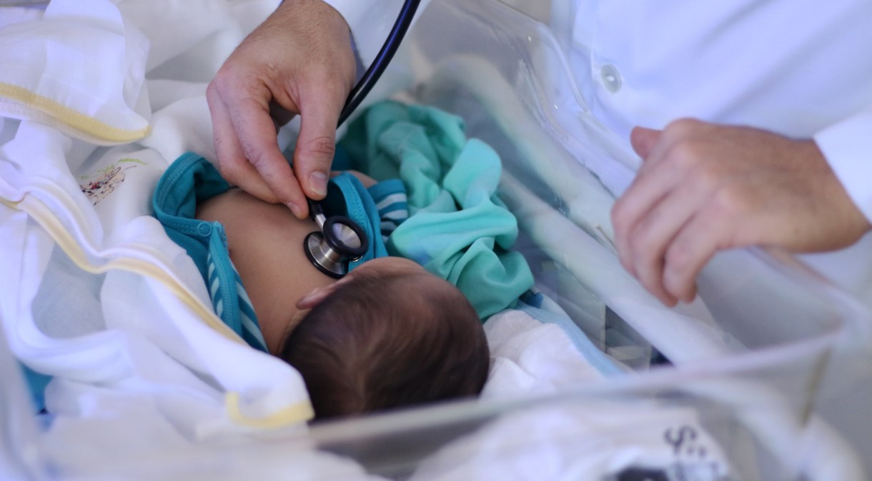 Bebê recém-nascido é atendido por médico