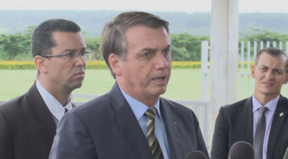 Entrevista do presidente Jair Bolsonaro, na porta do Palácio do Alvorada (25.mar.2020)