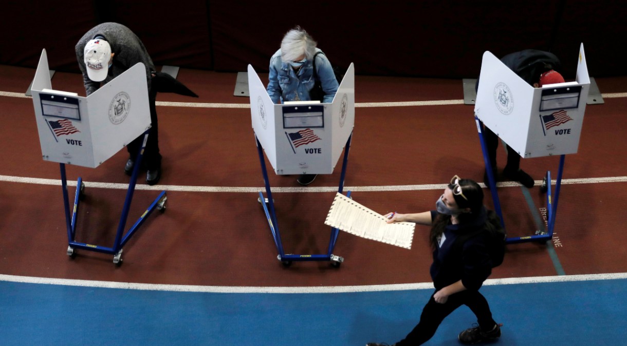 Eleitores norte-americanos votam antecipadamente no Brooklyn, em Nova York