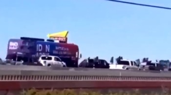 Veículo foi cercado por motoristas pró-Trump na sexta-feira quando ia de San Antonio para Austin, no Texas