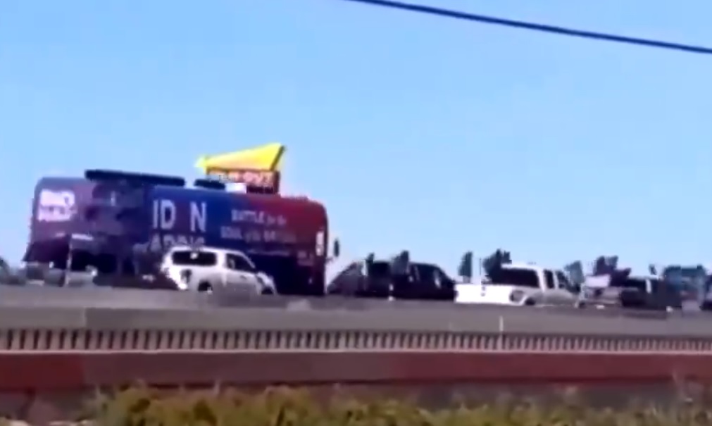 Vídeo mostra apoiadores de Trump cercando ônibus de campanha de Joe Biden