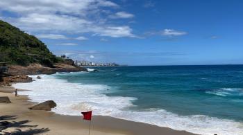 Pelo decreto da Prefeitura do Rio, a permanência na faixa de areia para o banho de sol, assim como o aluguel de barracas e cadeiras, segue proibida