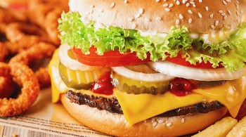 Juiz disse que Burger King deve se defender contra a alegação de que sua representação do sanduíche Whopper nos cardápios das lojas engana os clientes, o que equivale a uma quebra de contrato