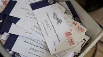 Segundo cálculos da CNN, cerca de 1,5 milhão de votos enviados via correio ainda precisam ser contabilizados