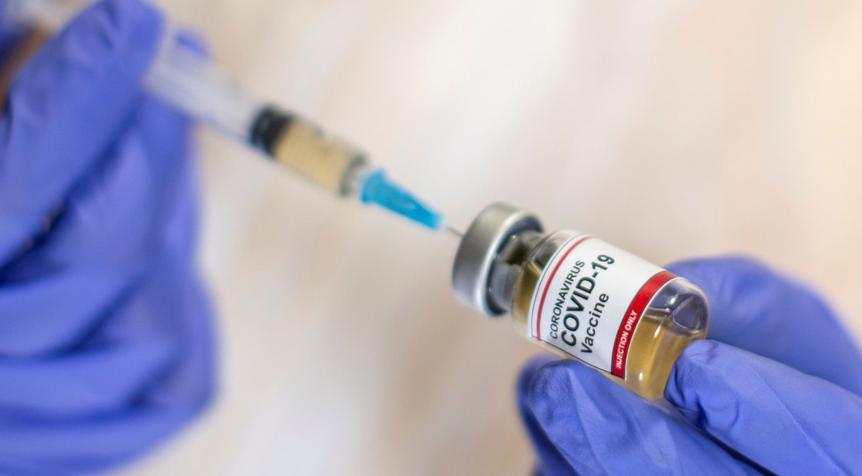 <strong>Frasco de vacina contra Covid-19: Reino Unido aprova imunizante da Pfizer e acalma investidores</strong>