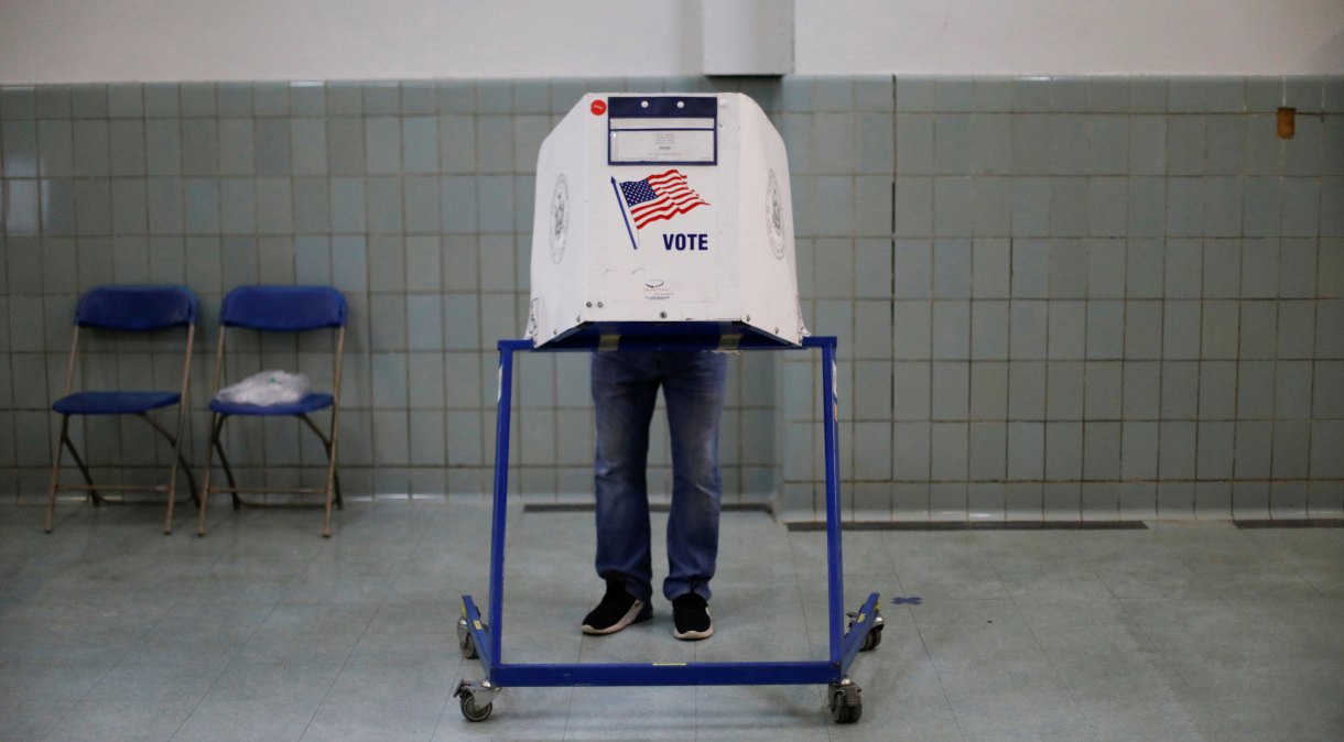 Eleitor vota em cabine em Nova York, Estados Unidos