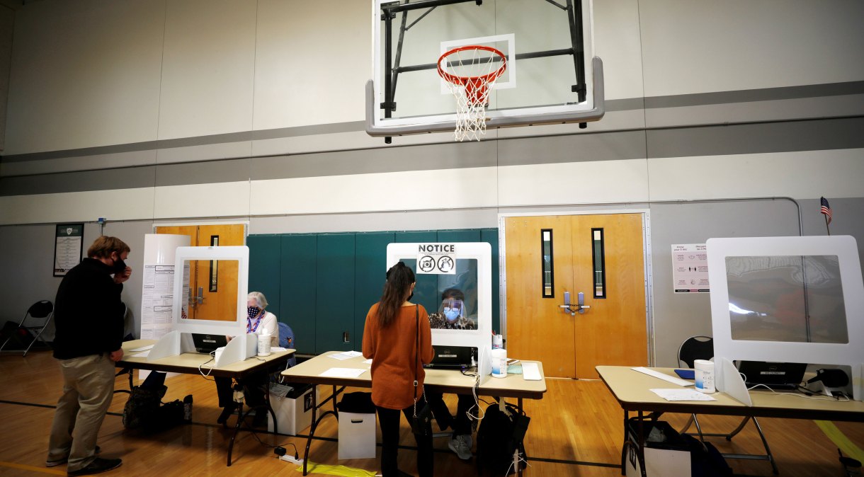 Eleitores em local de votação em Charlotte, Carolina do Norte, Estados Unidos