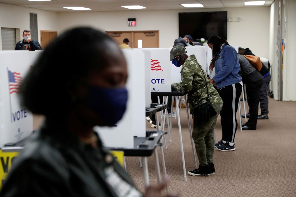 Eleitores votam em Flint, Michigan, nos Estados Unidos