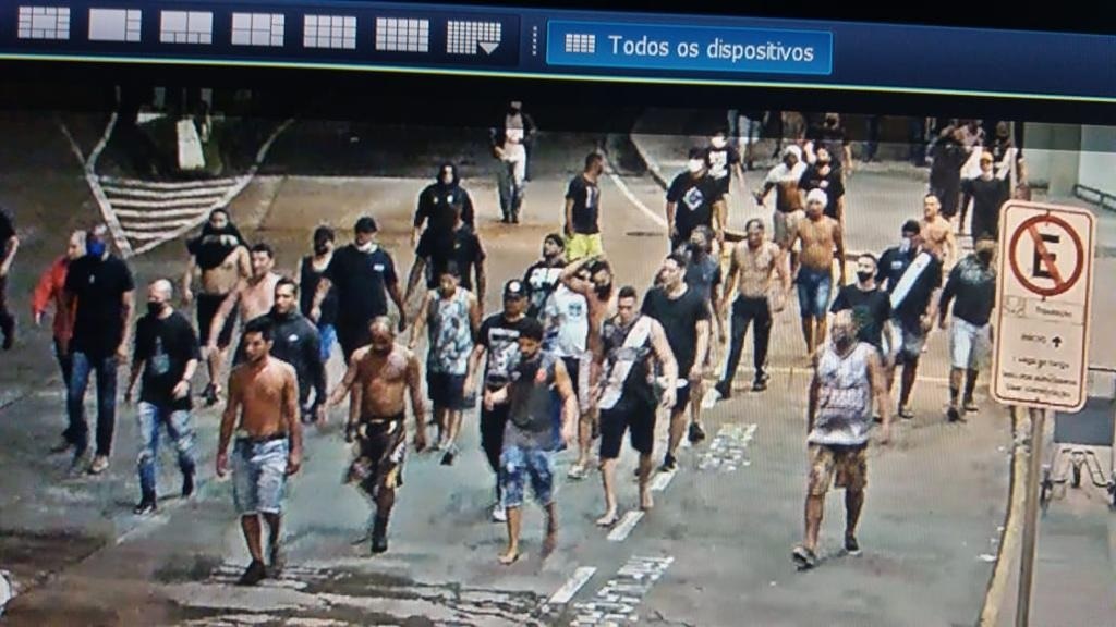 Grupo de torcedores do Vasco foi flagrado por câmeras de segurança do aeroporto Tom Jobim