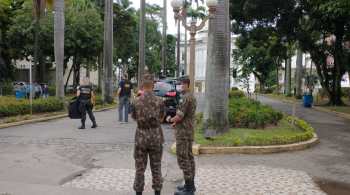 Os agentes cumprem um mandado de busca e apreensão contra o militar no Hospital Central do Exército, em Benfica, na Zona Norte do Rio