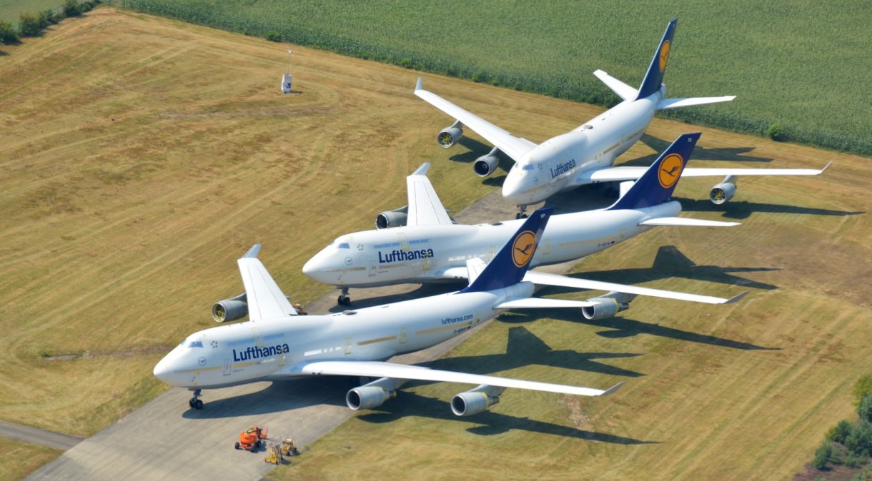 Naves Boeing 747 em aeroporto de Twente, na Holanda