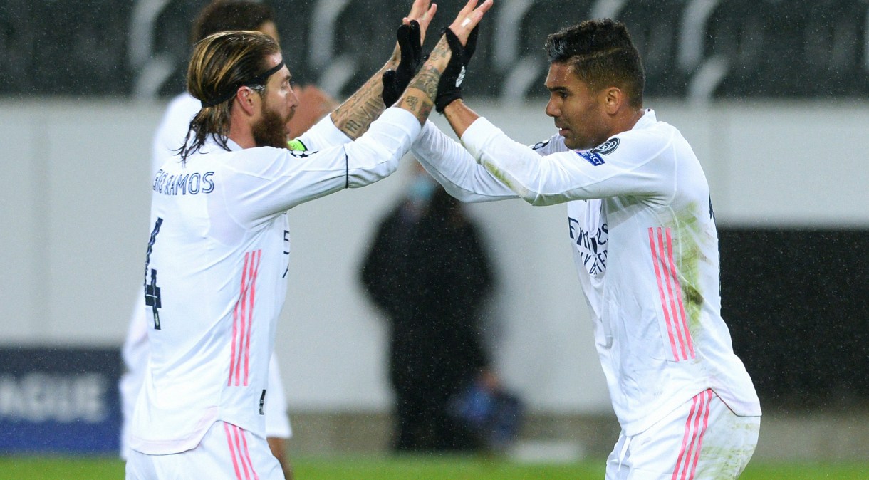 Casemiro (D) comemora gol contra o Borussia Monchengladbach pela Liga dos Campeões