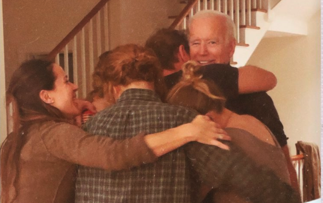 Joe Biden é abraçado pelos netos após vitória nas urnas em imagem publicada pela neta Naomi