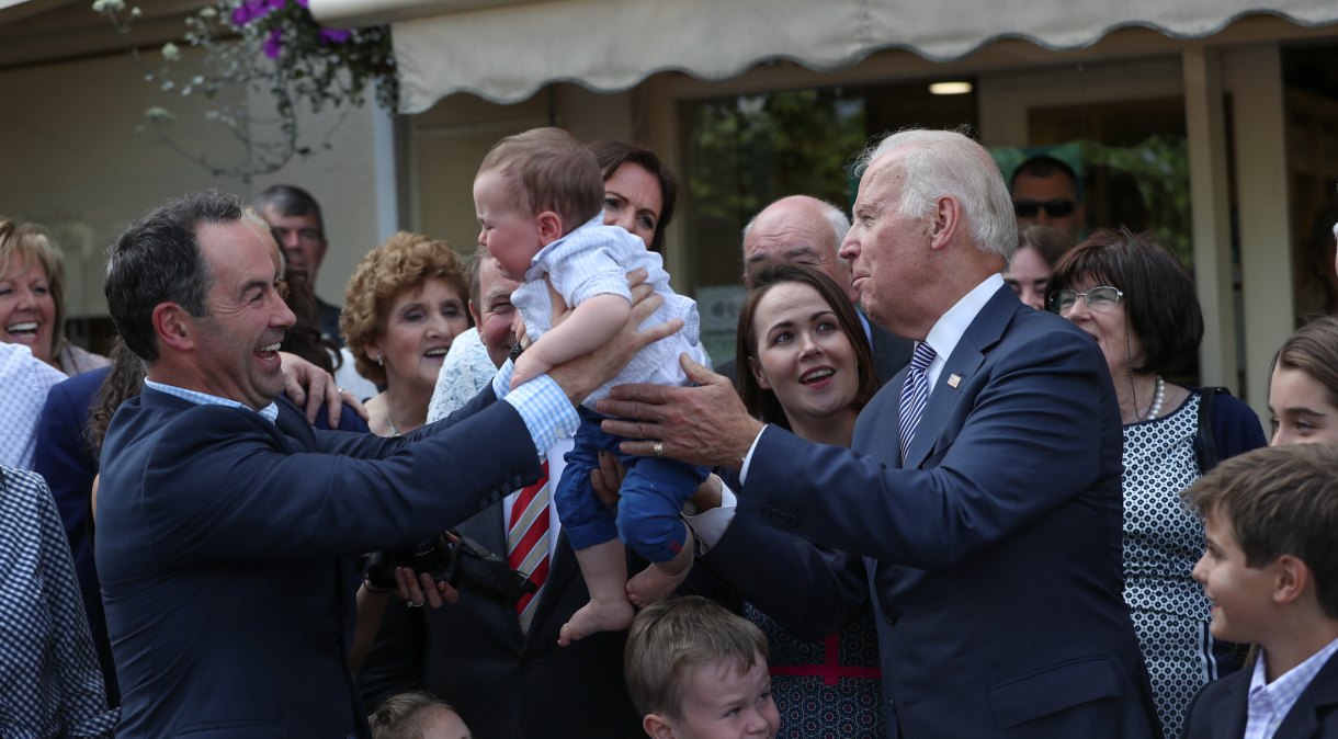 Joe Biden se encontra com parentes no Condado de Mayo, onde fica a cidade de Ballina, durante viagem à Irlanda, em 2016