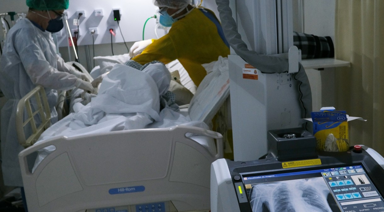 Paciente com Covid-19 é tratado em hospital no Rio de Janeiro