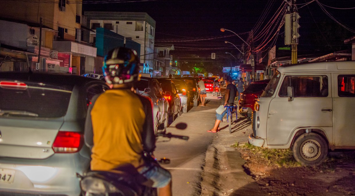 Cidadãos de Macapá fazem fila em postos de gasolina durante calamidade pública (06.nov.2020)