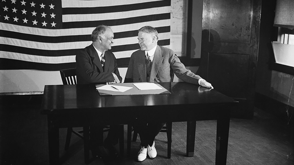 Charles Curtis (esq.) e o Herbert Hoover (dir.), em 1928