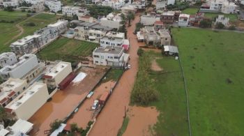 Dezenas de carros foram arrastados para o mar; ainda não há relatos de feridos graves