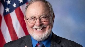 O membro mais antigo do Congresso americano, o republicano Don Young, de 87 anos e no 25º mandato consecutivo, confirmou infecção pelo novo coronavírus