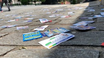 Prática é comum em todo o país e consiste em espalhar material de campanha pelas ruas das cidades, principalmente próximas aos locais de votação