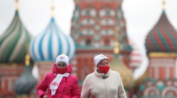 As autoridades russas culpam a lenta campanha de vacinação pelo forte aumento de infecções e mortes